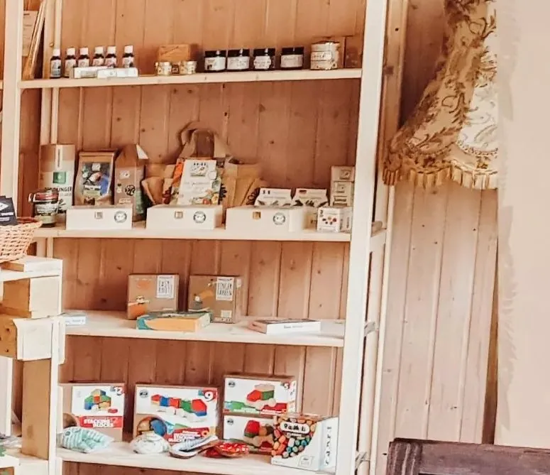Regale mit nachhaltigen Produkten im Lager von biobay.de auf dem Hof in Guteneck